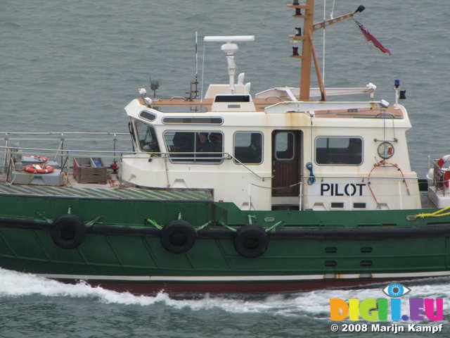 SX01117 Pilot boat closeup of bridge